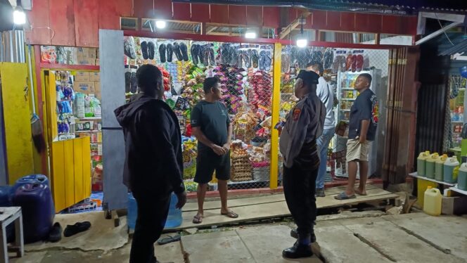 
 Razia miras yang digelar Polres Teluk Bintuni melibatkan sejumlah satuan fungsi, Selasa (30/1/2024) malam. Dari razia ini, petugas masih temukan miras yang beredar.