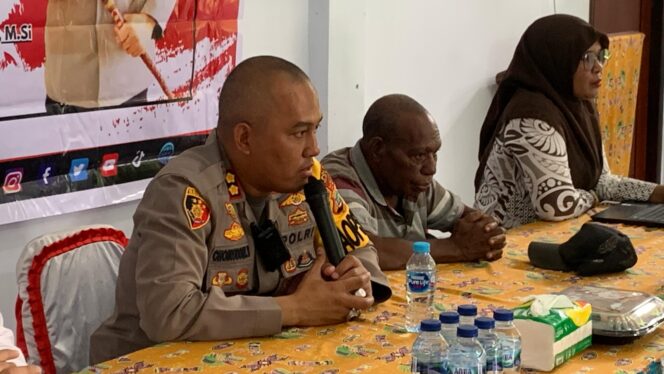 
 Kapolres Teluk Bintuni, AKBP. Choiruddin Wachid saat memberikan arahan kepada warga Argosigemerai terkait kamtibmas. 