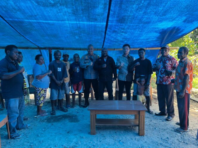 
 Kapolres Teluk Bintuni, AKBP. Choiruddin Wachid didampingi Kasatreskrim, AKP. Tomi Samuel Marbun poto bersama Ketua LMA Suku Sougb Bintuni, Meli Yettu beserta keluarga korban usai tatap muka, Selasa. 