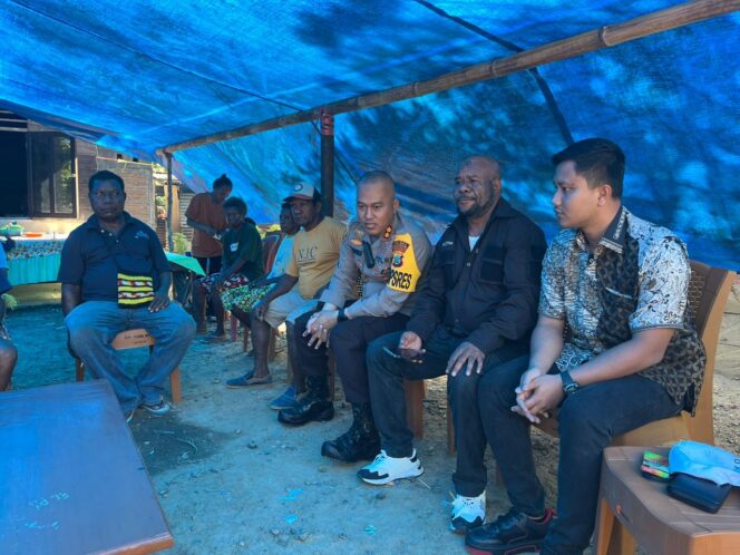 
 Kapolres Teluk Bintuni, AKBP. Choiruddin Wachid didampingi Kasatreskrim, AKP. Tomi Samuel Marbun dan Ketua LMA Suku Sougb Bintuni, Meli Yettu saat memberikan informasi perkembangan kasus pembunuhan terhadap Dortea Towansiba kepada pihak keluarga di kampung Tihibo, Manimeri, Selasa. 