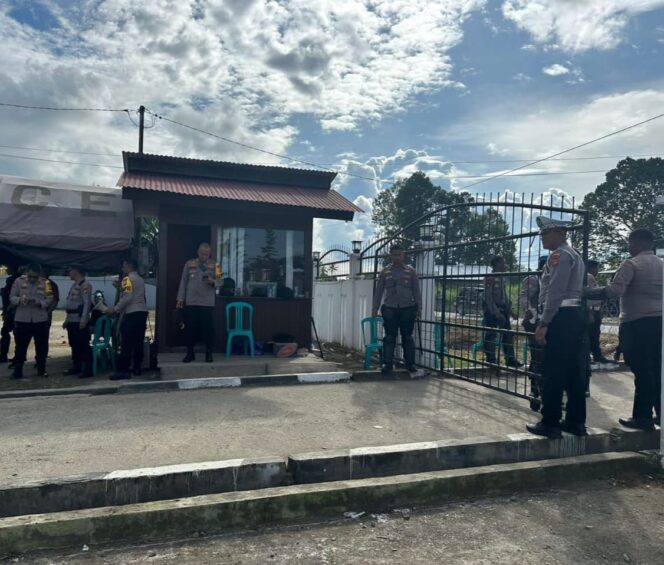 
 Amankan Jalannya Pleno KPU, Polres Teluk Bintuni Kerahkan Personil