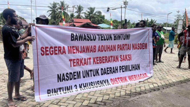 
 Aksi di Bawaslu, Jen Fimbay Sebut Bawaslu akan Tindaklanjuti Aduan Nasdem