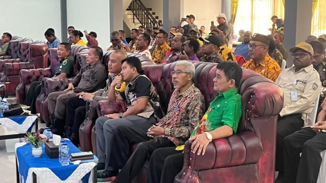 
 Para kepala OPD  saat mengikuti acara penyerahan DPA OPD tahun anggaran 2024 di Sasana Karya Pemda Teluk Bintuni.