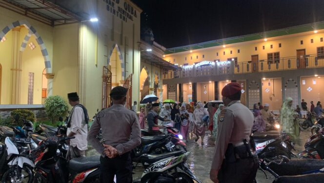 
 Aparat Polres Teluk Bintuni tengah melakukan pengamanan jalannya sholat tarawih di salah satu masjid di kota Bintuni, Senin malam.