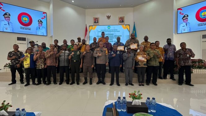 
 Forkopimda Teluk Bintuni berpose bersama para Kepala OPD dan kepala Distrik usai penyerahan simbolis DPA OPD tahun 2024, Kamis.