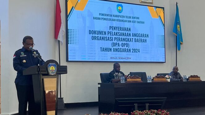 
 Bupati Teluk Bintuni, Petrus Kasihiw saat memberikan arahan di acara penyerahan DPA OPD tahun anggaran 2024, Kamis. 