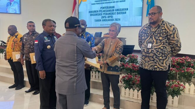 
 Bupati Kasihiw menyaksikan penyerahan DPA kepada BPKAD oleh Ketua DPRD Teluk Bintuni, Simon Dowansiba, Kamis.