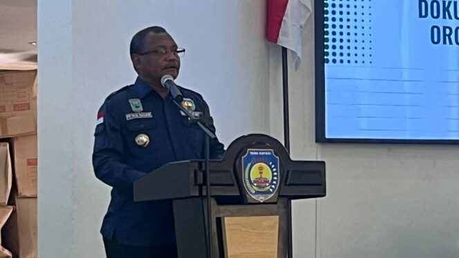 
 Bupati Teluk Bintuni, Petrus Kasihiw