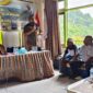 Plt Kaban Kesbangpol Teluk Bintuni, Rheinhard C. Maniagasi tengah menjelaskan draf SK Bupati Teluk Bintuni terkait pembagian daerah pengangkatan di wilayah adat Tujuh Suku kepada masyarakat adat yang hadir, Kamis.