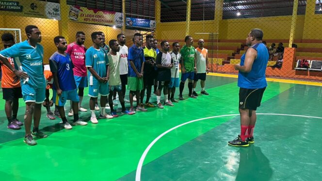
 Ketua Karateker Asosiasi Futsal Kabupaten Teluk Bintuni, Ronald Isir saat memberikan arahan kepada atlit binaan sebelum melakukan latihan.