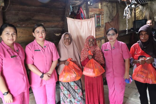 
 Momen Ramadhan, Bhayangkari Cabang Teluk Bintuni Bagi-bagi Berkah