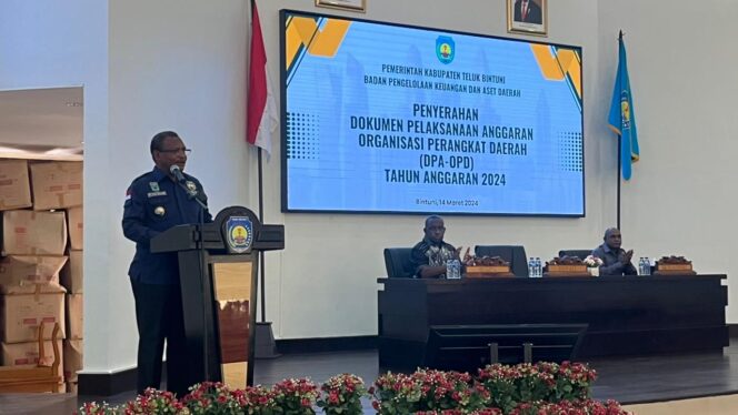 
 Bupati Teluk Bintuni Serahkan DPA OPD T.A 2024