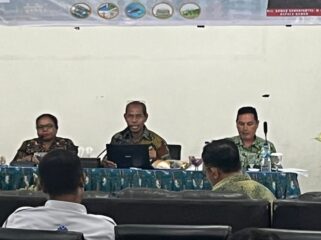 Kepala Badan Pendapatan Daerah Teluk Bintuni, Ahmad Rahanjamtel (tengah) saat memberikan penjelasan tentang Perda No 12 Tahun 2023 kepada peserta kegiatan, Kamis.