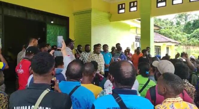 
 Kepala BKPP, Derek Asmuruf ketika mendampingi Wakil Bupati Teluk Bintuni, Matret Kokop memberikan penjelasan soal proses rekrutmen CASN kepada para demonstran di kantor BKPP, Jumat kemarin.