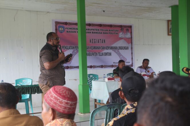 
 Plt Kaban Kesbangpol Teluk Bintuni, Rheinhard C. Maniagasi (berdiri) saat memberikan arahan bagi warga distrik Meyado pada kegiatan penguatan pengendalian keamanan dan kenyamanan lingkungan di balai kampung Vasco Damneem distrik Meyado, Teluk Bintuni, Jumat.