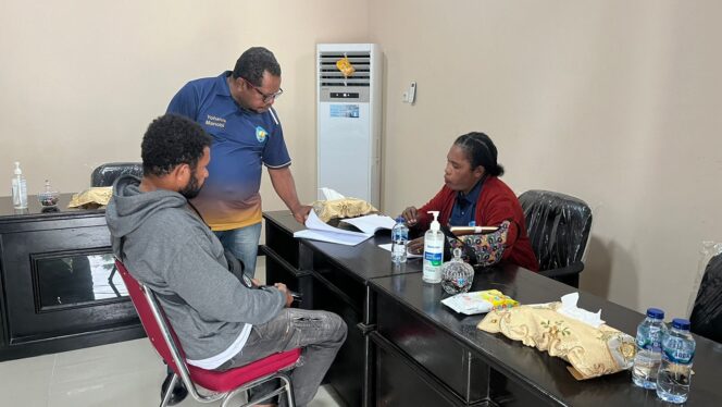 
 Dua anggota Pansel DPRK Teluk Bintuni yakni Iluminata Fenentruma dan Yohanis Manobi saat memberikan penjelasan kepada masyarakat terkait tahapan seleksi.