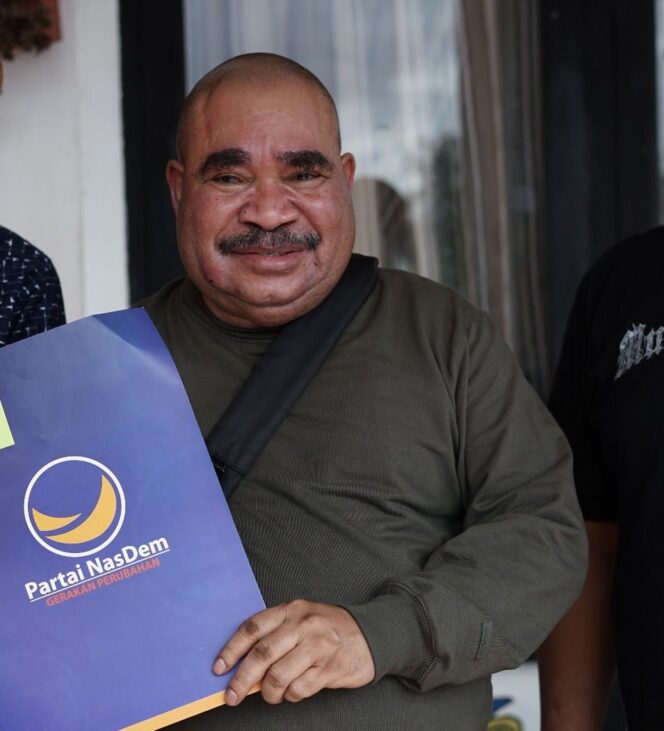 
 Bakal calon bupati Teluk Bintuni periode 2024-2029, Daniel Asmorom memperlihatkan surat B1 KWK dari partai NasDem sebagai syarat pendaftaran di KPU Teluk Bintuni.