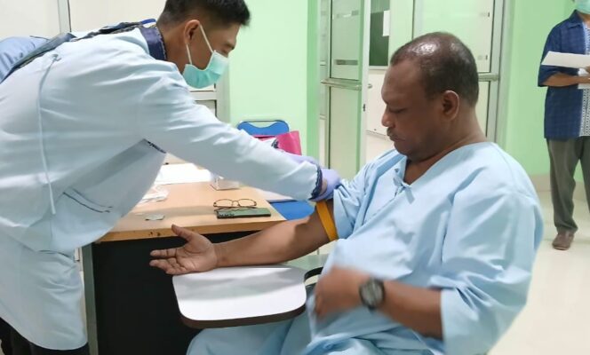 
 Bakal calon wagub Papua Barat Daya, Petrus Kasihiw saat menjalani pemeriksaan kesehatan, Sabtu.