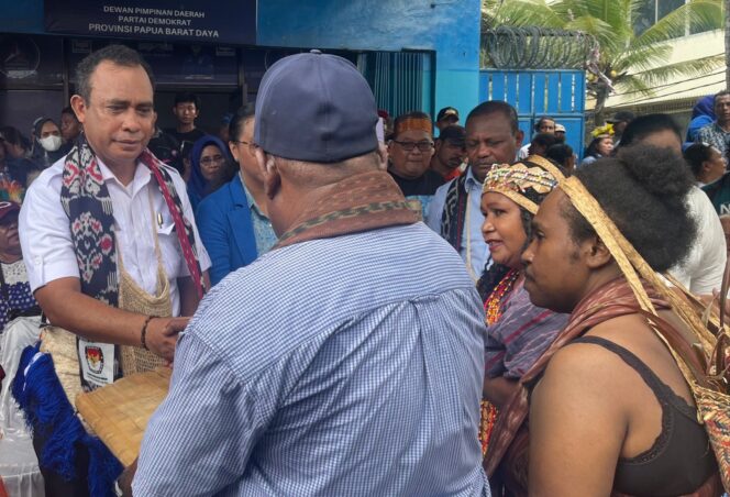 
 Bakal calon gubernur Papua Barat Daya, Abdul Faris Umlati menerima surat rekomendasi dari perwakilan LMA Malamoi terkait pengakuan sebagai anak adat Moi Maya, usai deklarasi pasangan ARUS, Kamis.