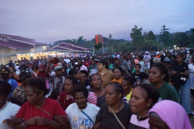 
 Ribuan massa MKRI saat mengantarkan Matret Kokop dan Ronald Isir bergabung ke kubu DAMAI. Koalisi DAMAI dan MKRI saat ini dikatakan sebagai dua gerbong raksasa yang gabung jurus.