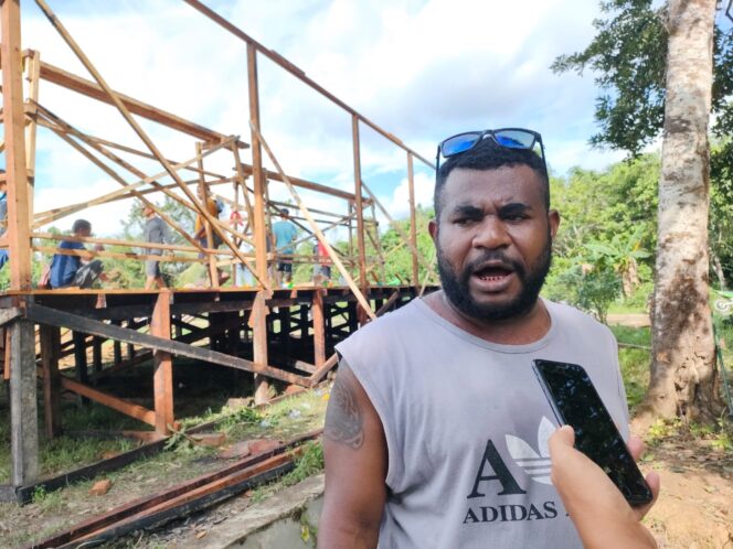 
 Leo Asmorom saat diwawancarai di lokasi panggung deklarasi DAMAI. Leo tegaskan pembangunan panggung murni spontanitas.