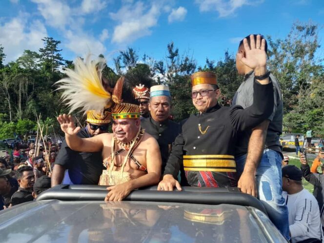 
 Pasangan DAMAI diarak dengan konvoi massa pendukung sesaat tiba di Bintuni. Pasangan ini siap berkompetisi di Pilkada Teluk Bintuni, 27 November 2024.