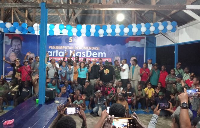 
 Bakal calon wakil bupati Teluk Bintuni periode 2024-2029, Alimudin Baedu berpose dengan simpatisan dan relawan DAMAI di posko pemenangan.