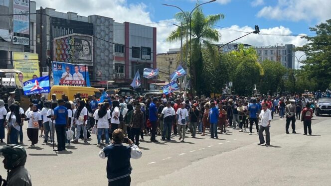 
 Ribuan orang saat berjalan kaki mengantar pasangan ARUS mendaftar ke KPU. Mereka rela berjalan kaki menempuh jarak satu kilometer.