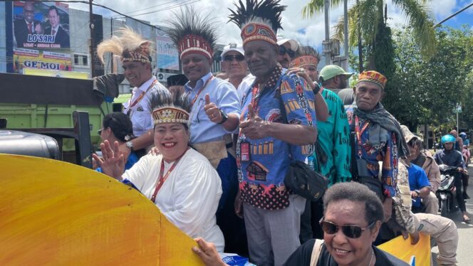 
 Pasangan ARUS ketika diarak ribuan massa menuju untuk mendaftar ke KPU PBD. ARUS pastikan akan menjadi kompetitor yang patut dihitung di bursa pencalonan Pilgub PBD periode 2024-2029.