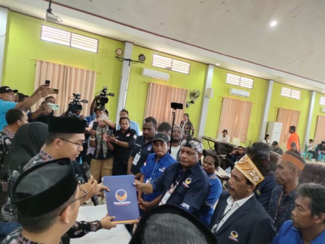 
 Pasangan DAMAI dengan kekuatan politik penuh, saat mendaftar ke KPU Teluk Bintuni, Selasa kemarin.