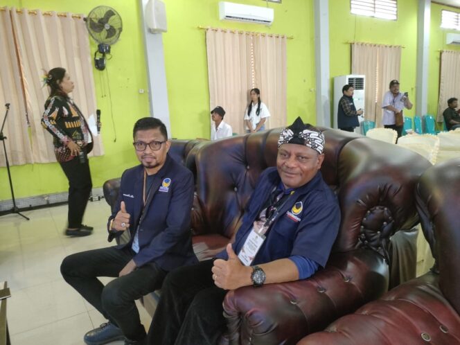 
 Ketua DPW Partai Nasdem Papua Barat Daya, Petrus Kasihiw didampingi Ketua Bapilu DPW Partai Nasdem Papua Barat, Syamsudin Seknun ketika mengantar pasangan DAMAI mendaftar ke KPU Teluk Bintuni, Selasa kemarin.