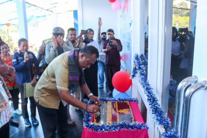 
 Bupati Raja Ampat, Abdul Faris Umlati meresmikan Puskesmas Waibon, dengan menandatangani prasasti, Sabtu.