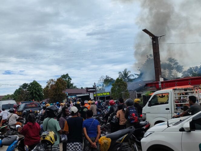 
 Warga bintuni heboh dengan peristiwa kebakaran Jumat pagi di Jl. Raya Kali Kodok, Bintuni