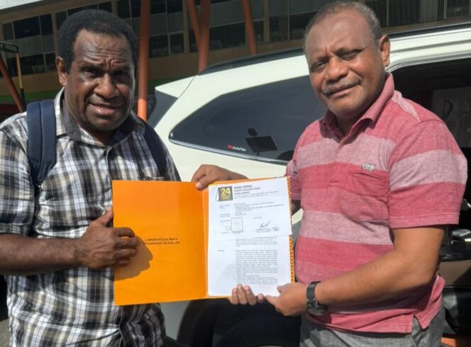 
 Balon wakil gubernur PBD, Petrus Kasihiw (kanan) menerima SK B1.KWK Partai Ummat.