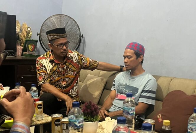 
 Alimudin Baedu selaku sesepuh warga Pangkep yang mengunjungi warganya yang terkena musibah kebakaran Jumat lalu. Empati yang ditunjukkan Alimudin dan istri, memberi dorongan semangat kepada Udi dan keluarga untuk tetap tegar ditengah cobaan.
