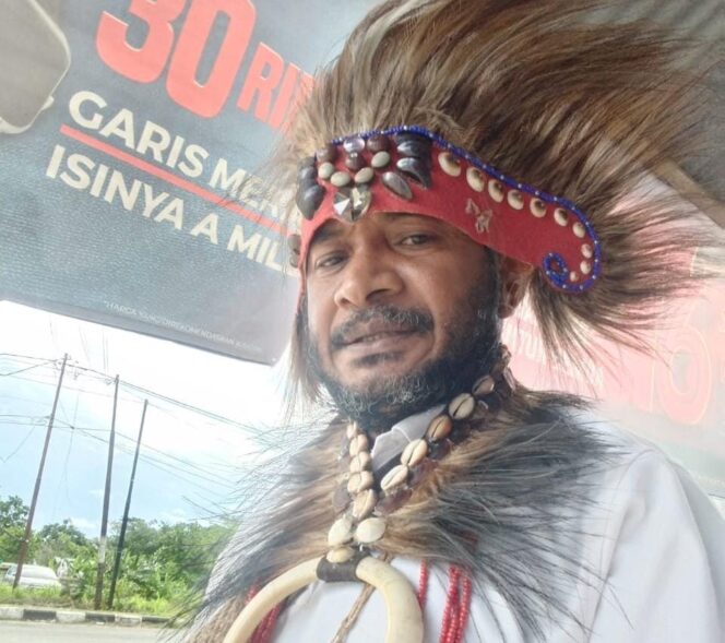
 Sekretaris Dewan Adat Papua Wilayah III Doberay, Zakarias Horota