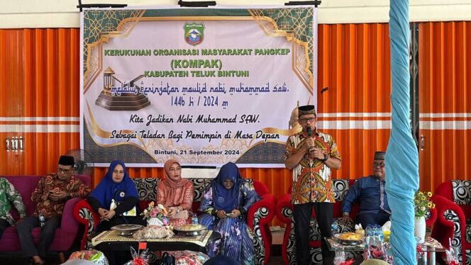 
 Alimudin Baedu saat memberikan sambutan kepada warga Pangkep di acara peringatan Maulid Nabi Muhammad SAW di kampung Banjar Ausoy distrik Manimeri, Sabtu (21/9).