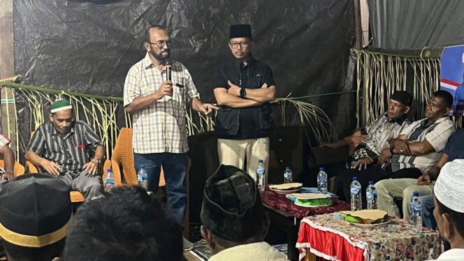 
 Kaka Dom saat memberikan pemahaman politik kepada simpatisan DAMAI di Tahiti, distrik Bintuni, Sabtu (14/9) lalu. Ia mengajak seluruh simpatisan menangkan DAMAI, karena sudab terbukti.