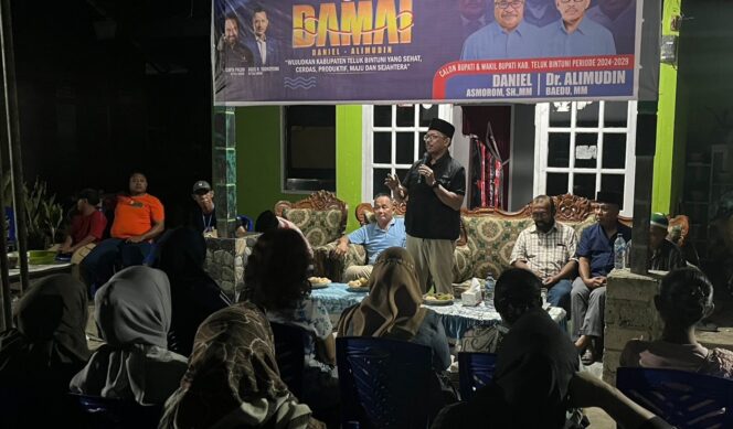 
 Bakal calon wakil bupati Teluk Bintuni, Alimudin Baedu saat memberi pencerahan politik bagi simpatisan pendukung di kampung Banjar Ausoy, SP Manimeri, Sabtu malam.