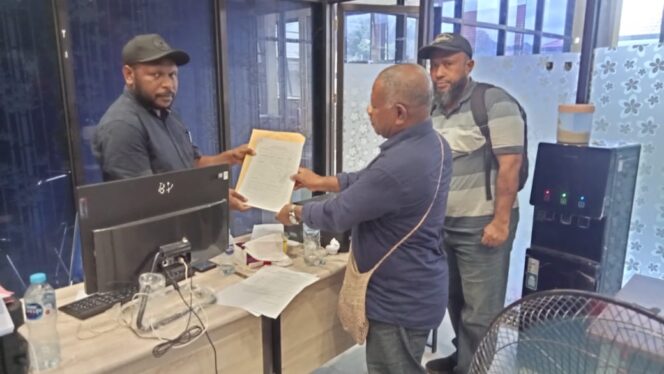 
 Bukti keaslian Abdul Faris Umlati yang dimuat dalam dokumen lengkap, diserahkan kepada MRP-PBD, Kamis.