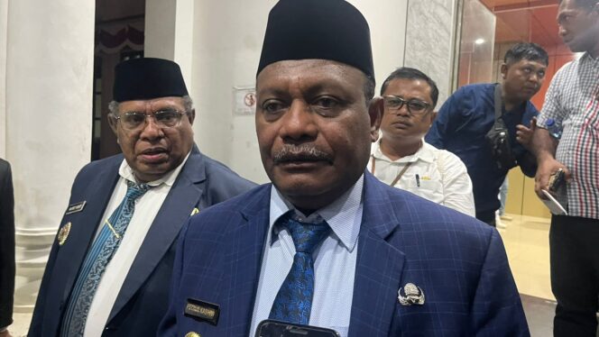 
 Bupati Teluk Bintuni, Dr. Ir. Petrus Kasihiw, MT