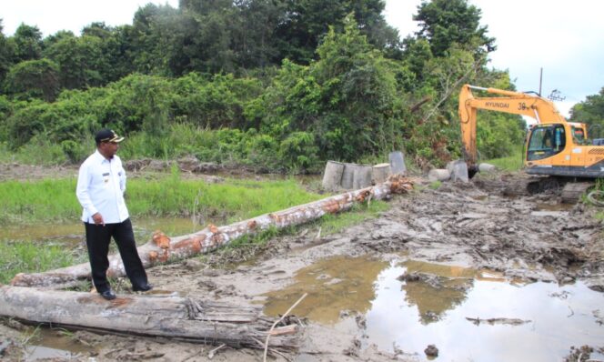 
 Bupati dan Wakil Bupati Teluk Bintuni, Petrus Kasihiw - Matret Kokop tetap konsisten bekerja untuk Teluk Bintuni yang Damai, Maju, Produktif dan Bersaya Saing. Nampak dalam foto, Bupati Kasihiw meninjau langsung pekerjaan pembangunan salah satu ruas jalan di distrik Aranday. foto dok 