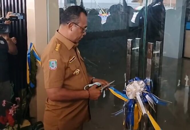 
 Bupati Raja Ampat, Abdul Faris Umlati meresmikan terminal penumpang pelabuhan Waisai, di momen peringatan Hari Perhubungan Nasional, Selasa.