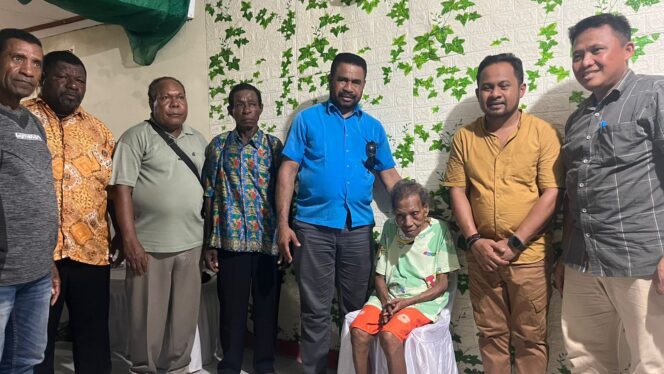 
 Tim gabungan dari KPU dan Bawaslu Papua Barat Daya dan Polda Papua Barat saat berpose dengan mama dari Petrus Kasihiw usai melakukan verifikasi faktual, Selasa (17/9).