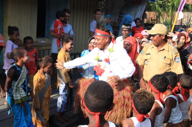 
 Bupati Teluk Bintuni, Petrus Kasihiw dibawah kepemimpinannya berhasil membuktikan upaya pemerintah dalam menurunkan angka kemiskinan. Keterangan foto: Bupati menyapa anak-anak yang menyambutnya saat kunker di salah satu distrik. foto dok 