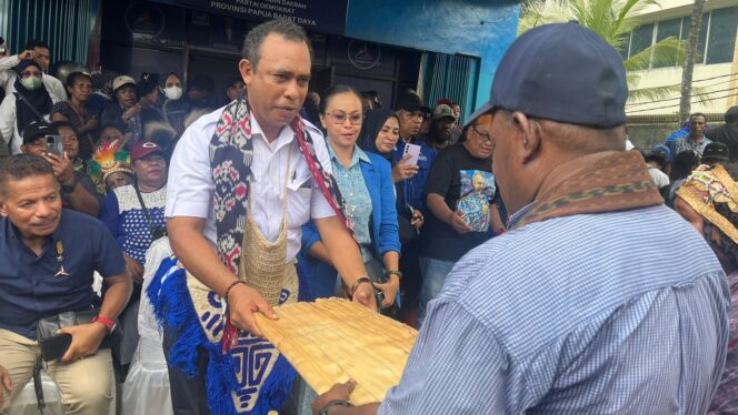 
 Polemik status OAP sudah selesai dengan diakuinya AFU sebagai OAP oleh DAS Maya Raja Ampat. Keterangan foto: Saat AFU menerima rekomendasi pengakuan sebagai OAP dari LMA Malamoi sebelum pendaftaran ke KPU PBD. Foto dok
