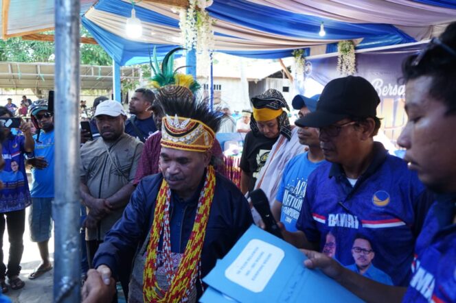 
 Calon bupati Teluk Bintuni Nomor Urut 2, Daniel Asmorom meresmikan posko induk Wesiri Km 5 distrik Bintuni, Sabtu.