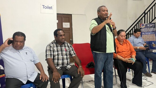 
 Calon wakil gubernur PBD nomor urut 1, Petrus Kasihiw saat memberikan arahan kepada tim relawan ARUS, Senin.