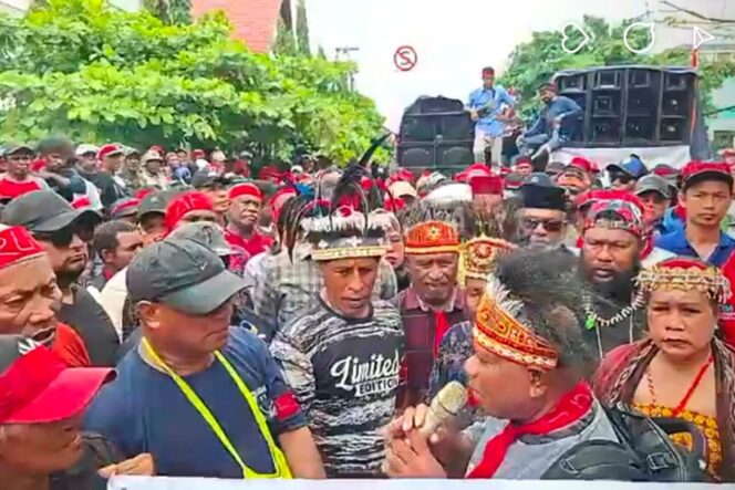 
 Ribuan massa pendukung pasangan ARUS saat berunjuk rasa di depan kantor KPU PBD. Mereka menolak keputusan MRP-PBD yang tidak mengakui pasangan ARUS sebagai OAP. Dan mereka juga meminta KPU PBD untuk mengabaikan rekomendasi MRP-PBD.