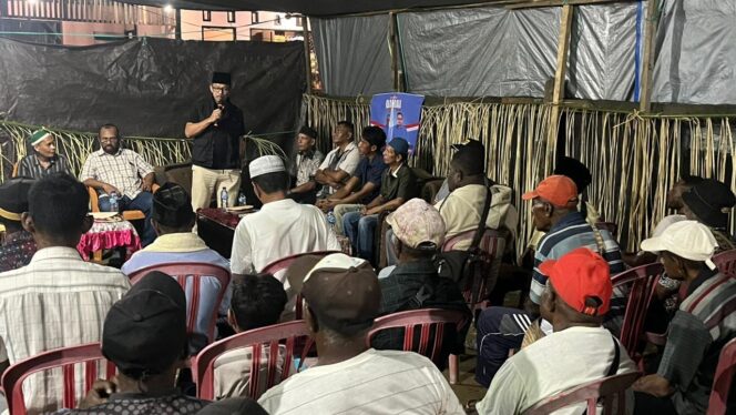 
 Alimudin Baedu saat memberikan orasi politiknya kepada ratusan warga Tahiti, Sabtu (14/9) malam. Tatap muka dengan warga Tahiti, Alimudin tegaskan bahwa membangun kabupaten ini tidaklah mudah, tapi butuh kerja keras dan pengalaman yang mumpuni.